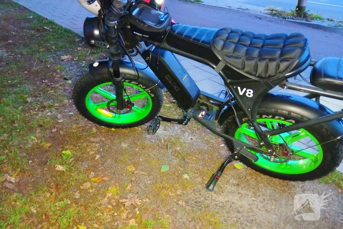 Auto ziet fatbike over het hoofd