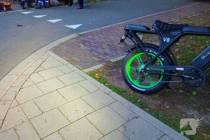 Auto ziet fatbike over het hoofd