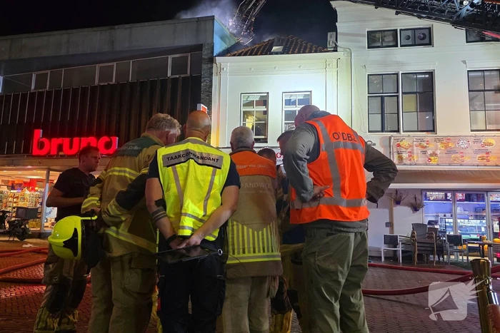 Grote brand boven winkels