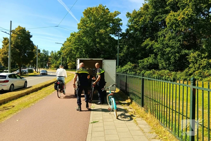 Politie brengt dochtertje veilig thuis na val met fiets