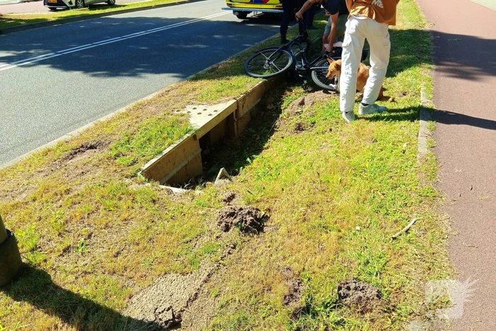 Politie brengt dochtertje veilig thuis na val met fiets