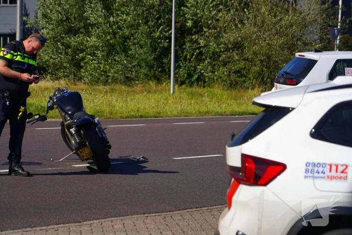 Ongeval tussen motor en auto leidt tot gewonde