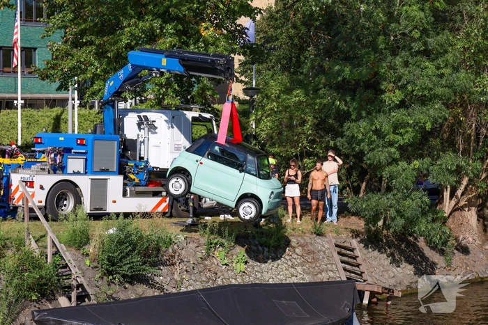 Voertuig te water: eigenaar redt auto zonder slachtoffers