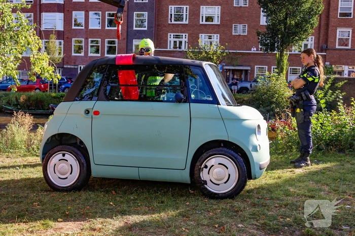 Voertuig te water: eigenaar redt auto zonder slachtoffers