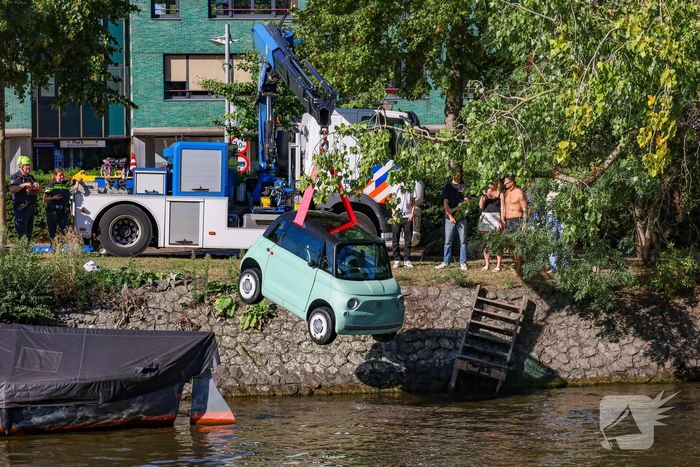 Voertuig te water: eigenaar redt auto zonder slachtoffers