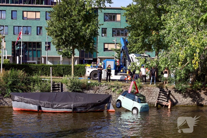 Voertuig te water: eigenaar redt auto zonder slachtoffers