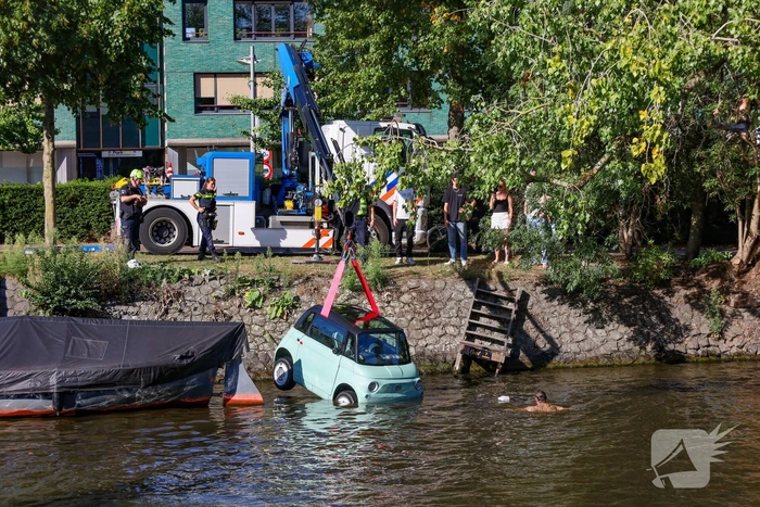 Voertuig te water: eigenaar redt auto zonder slachtoffers
