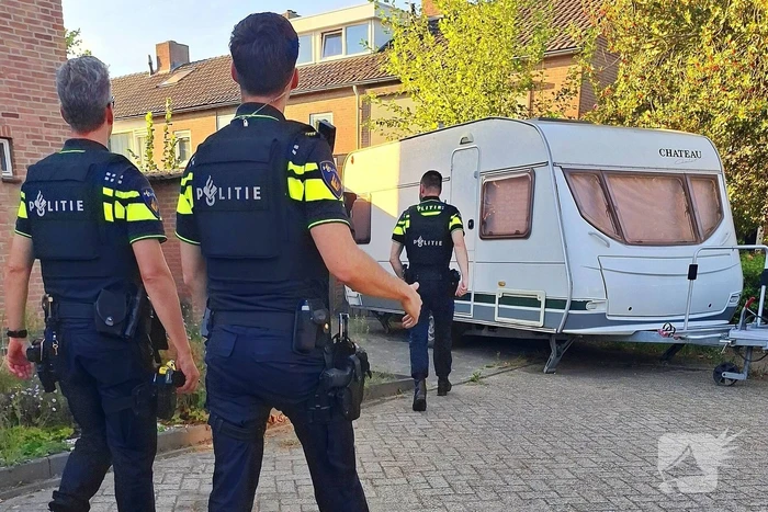 Man op daken na vuurwapenmelding