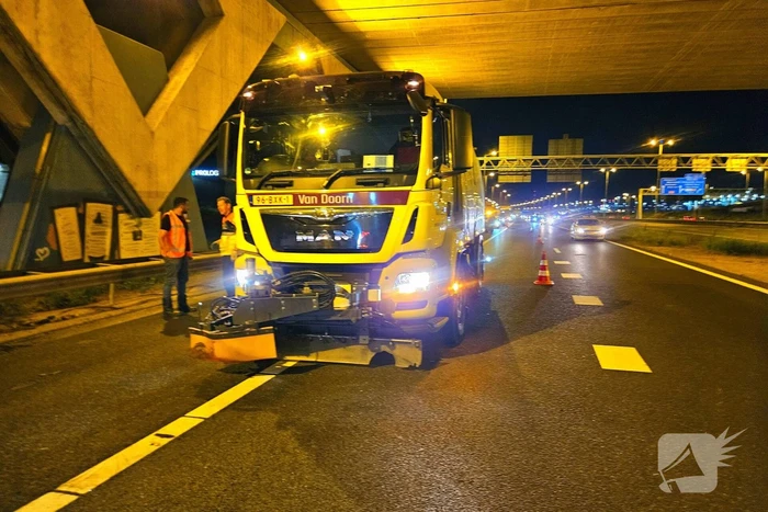 Auto in vlammen op langs snelweg