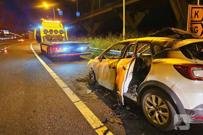 Auto in vlammen op langs snelweg