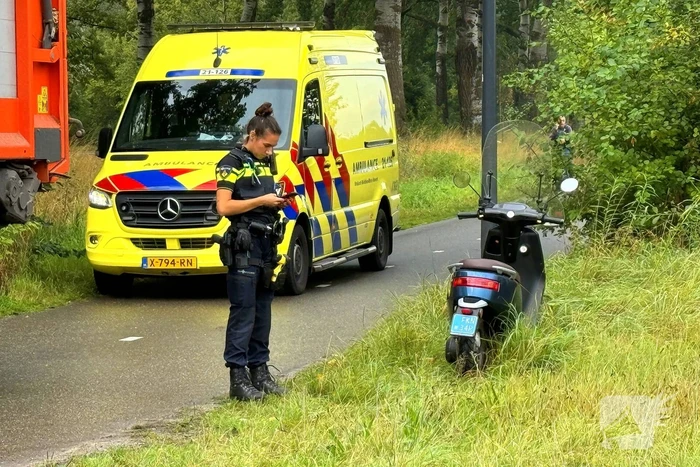 Scooter botst op tractor, bestuurder naar ziekenhuis