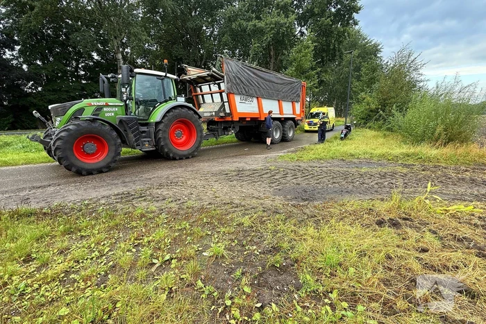 Scooter botst op tractor, bestuurder naar ziekenhuis