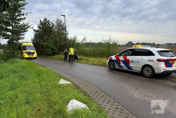Scooter botst op tractor, bestuurder naar ziekenhuis