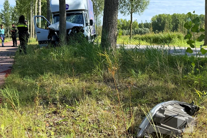 Bakwagen botst op boom met gewonden