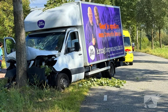 Bakwagen botst op boom met gewonden