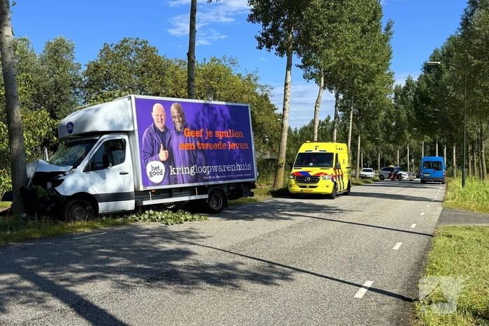 Bakwagen botst op boom met gewonden