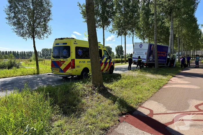 Bakwagen botst op boom met gewonden