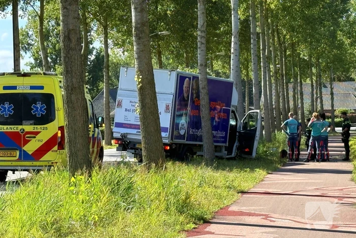 Bakwagen botst op boom met gewonden
