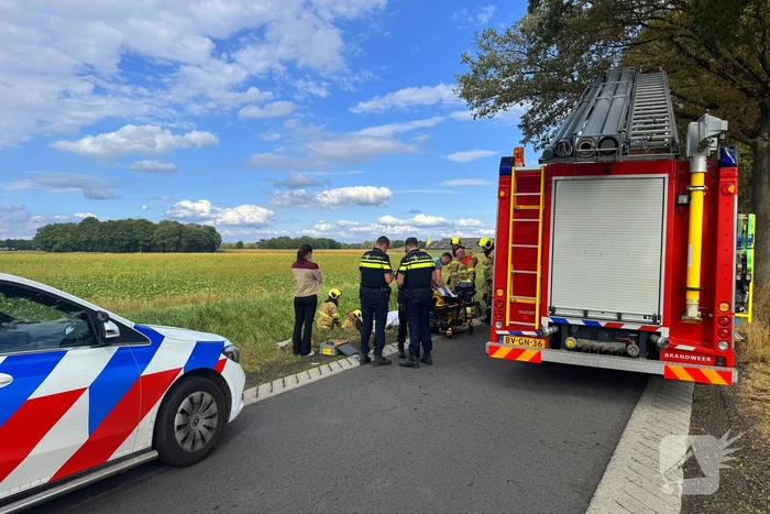Scootmobiel belandt in sloot, man naar ziekenhuis