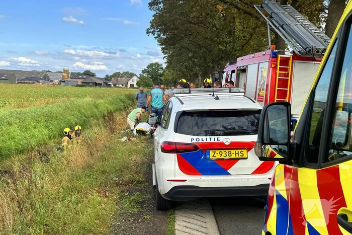 Scootmobiel belandt in sloot, man naar ziekenhuis