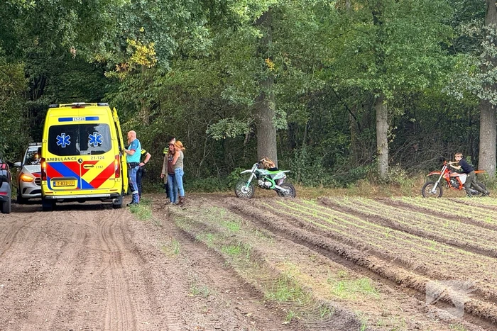 Crossmotorist gewond na ongeval in bosgebied