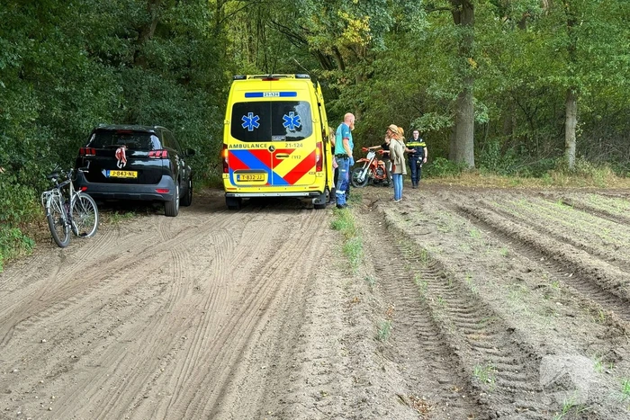 Crossmotorist gewond na ongeval in bosgebied