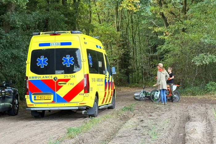 Crossmotorist gewond na ongeval in bosgebied