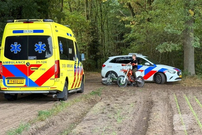 Crossmotorist gewond na ongeval in bosgebied