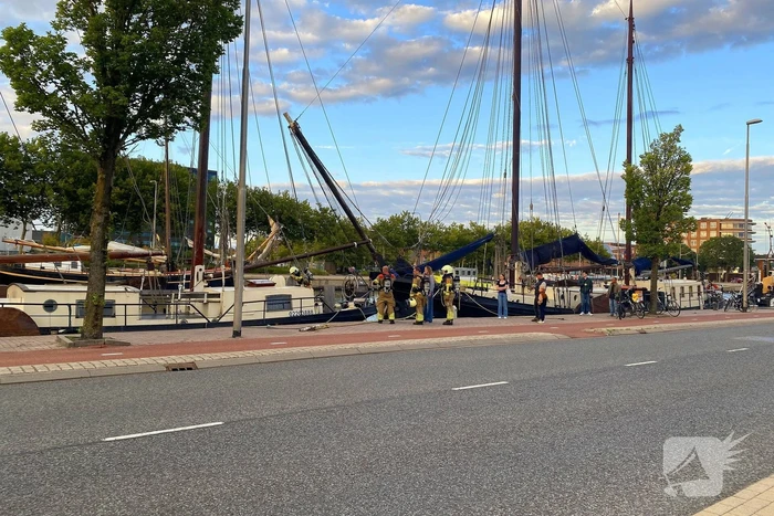 Brandweer doet controle na brand op boot