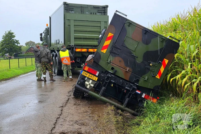 Gepantserde Manticore in sloot belandt