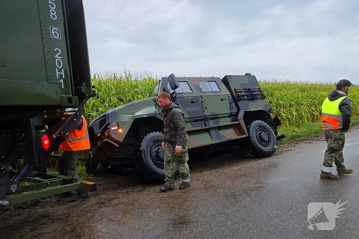 Gepantserde Manticore in sloot belandt