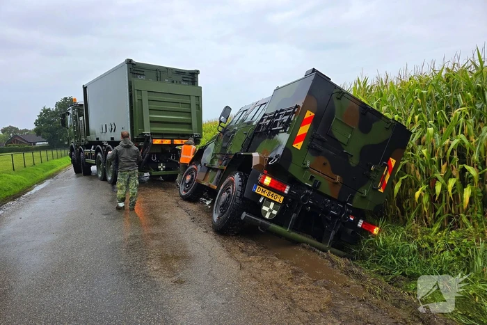 Gepantserde Manticore in sloot belandt