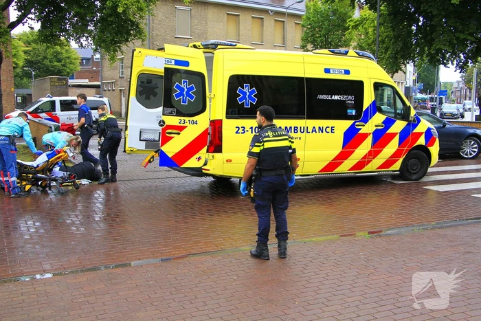 Scooter en auto botsen, rijder gewond