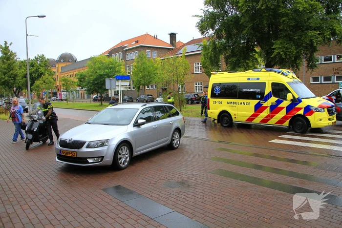 Scooter en auto botsen, rijder gewond