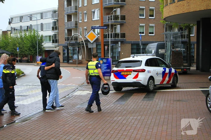 Scooter en auto botsen, rijder gewond