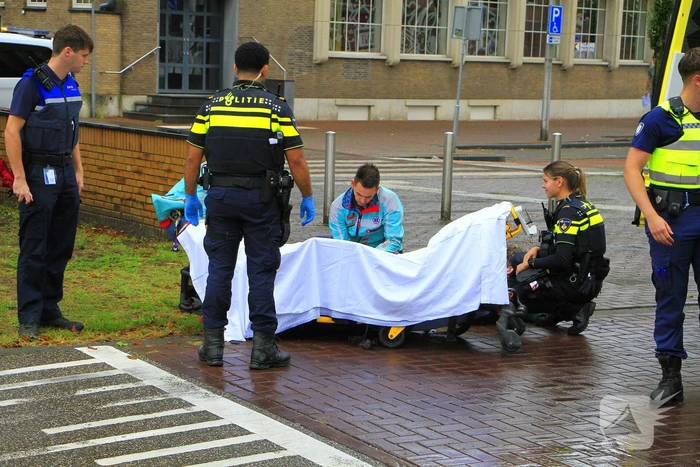 Scooter en auto botsen, rijder gewond