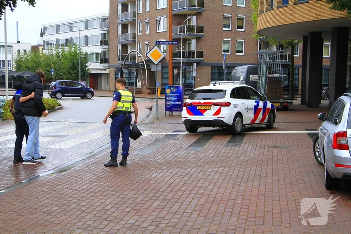 Scooter en auto botsen, rijder gewond