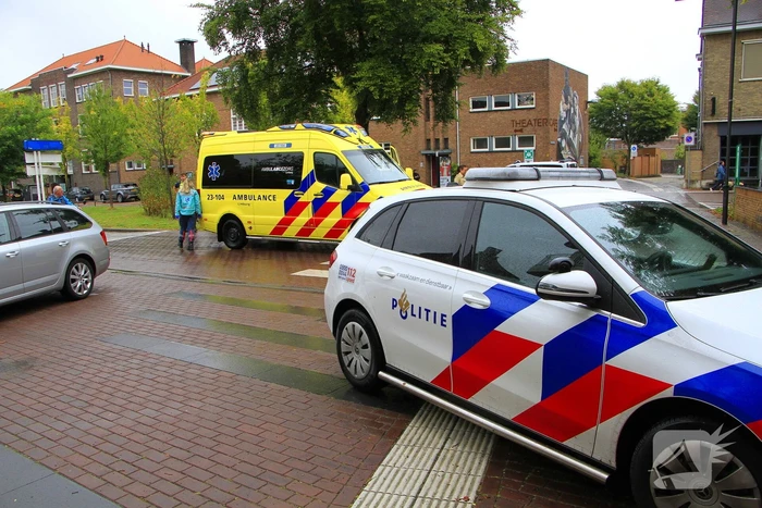 Scooter en auto botsen, rijder gewond