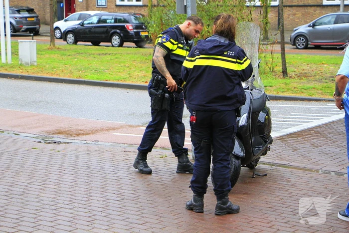 Scooter en auto botsen, rijder gewond