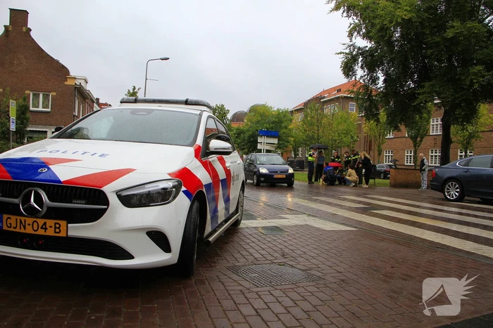 Scooter en auto botsen, rijder gewond