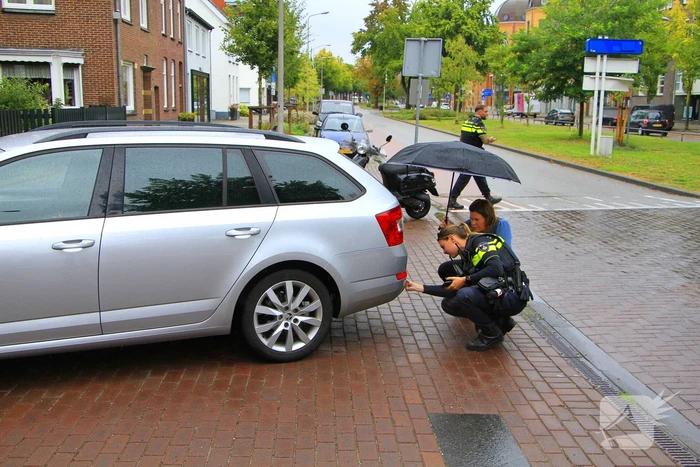 Scooter en auto botsen, rijder gewond