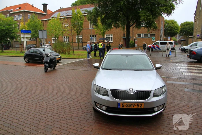 Scooter en auto botsen, rijder gewond