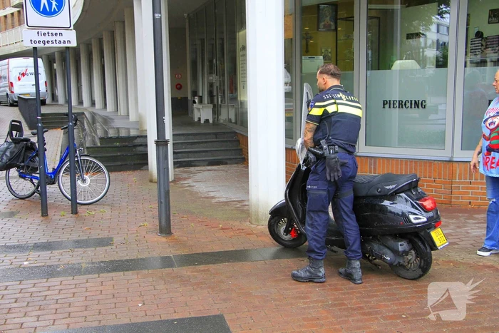 Scooter en auto botsen, rijder gewond