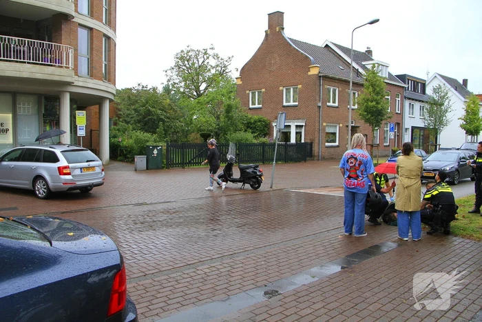 Scooter en auto botsen, rijder gewond
