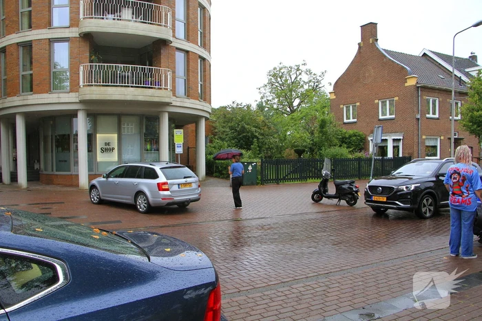 Scooter en auto botsen, rijder gewond