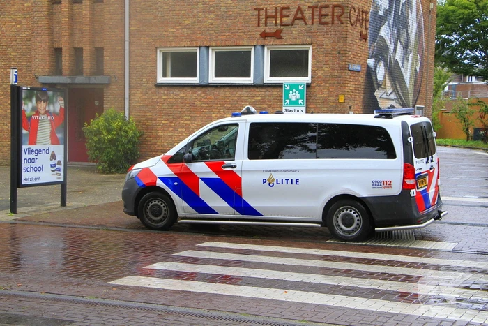 Scooter en auto botsen, rijder gewond