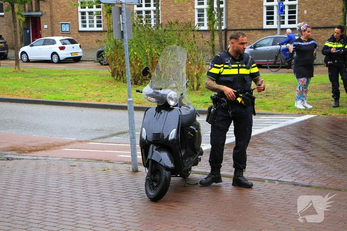 Scooter en auto botsen, rijder gewond