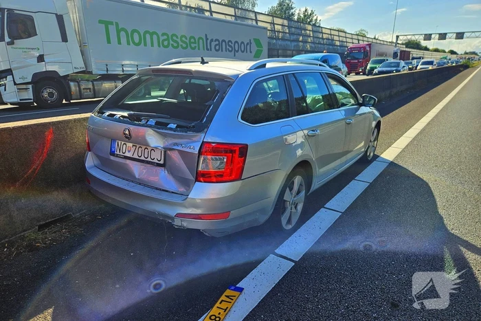 Bestelbus botst op auto