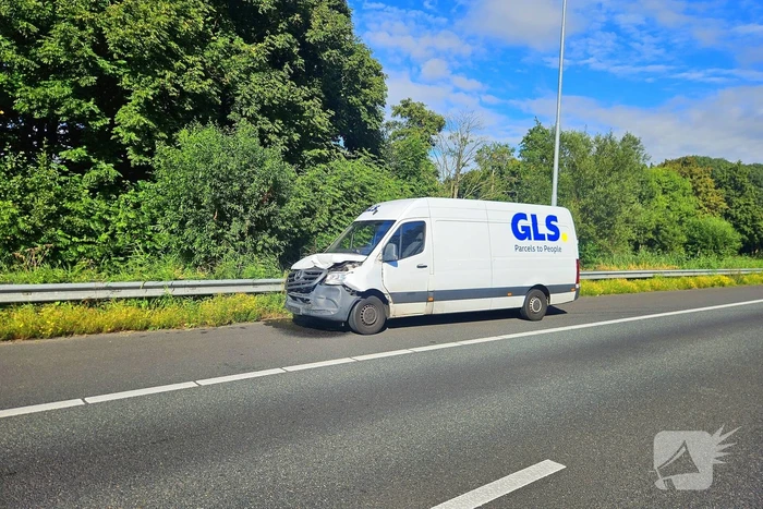 Bestelbus botst op auto