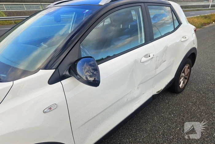 Automobilist botst tegen vrachtwagen tijdens invoegen